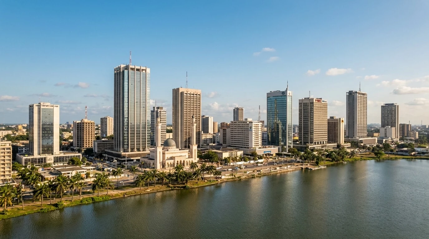 Skyline du quartier d'affaires du Plateau à Abidjan en plein jour.